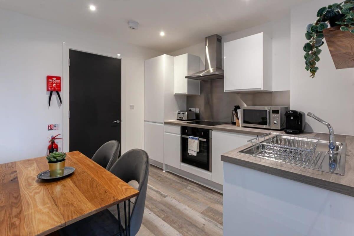Superb 3 Bed Flat 5min to Old Trafford Stadium Manchester Exterior foto